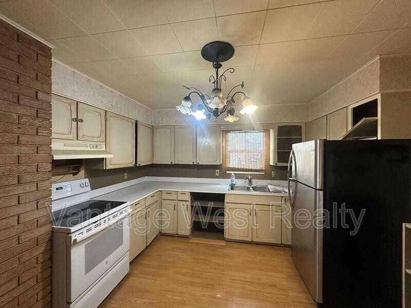 400 Dougall Rd N