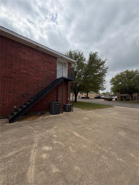 2334 Breezy Dr - Photo 2 of 12