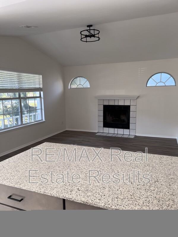 1607 N Timberline Dr - Photo 4 of 12