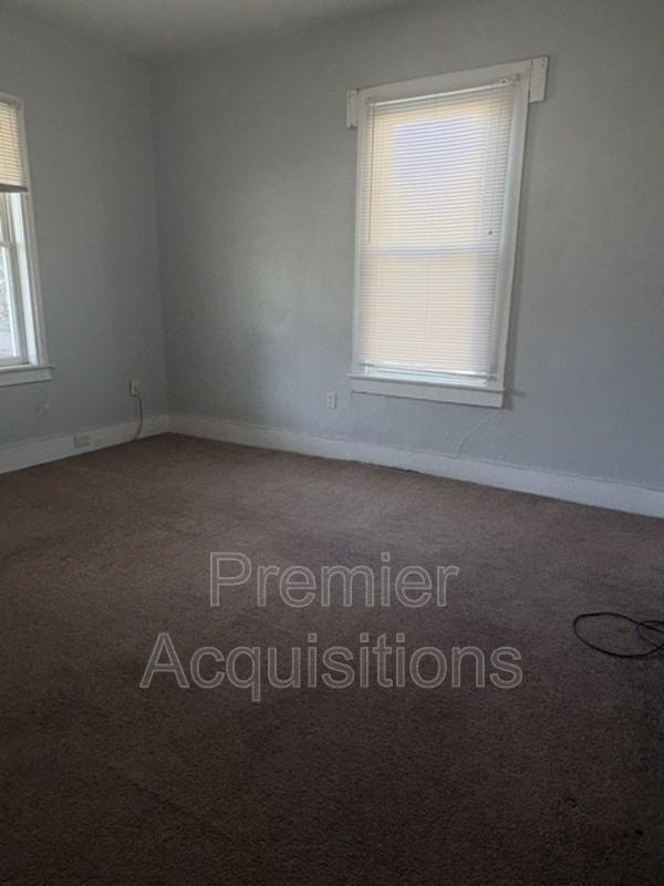 16 W Elm St - Photo 3 of 11