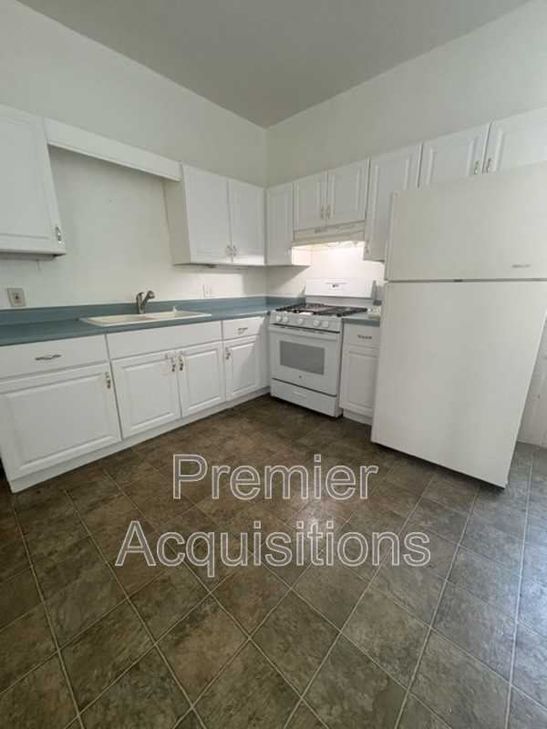 16 W Elm St - Photo 4 of 11
