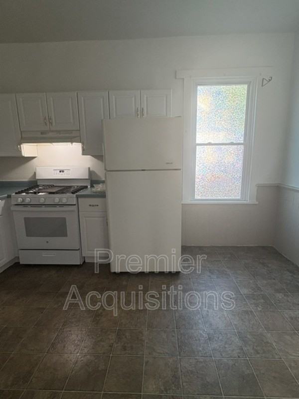 16 W Elm St - Photo 5 of 11