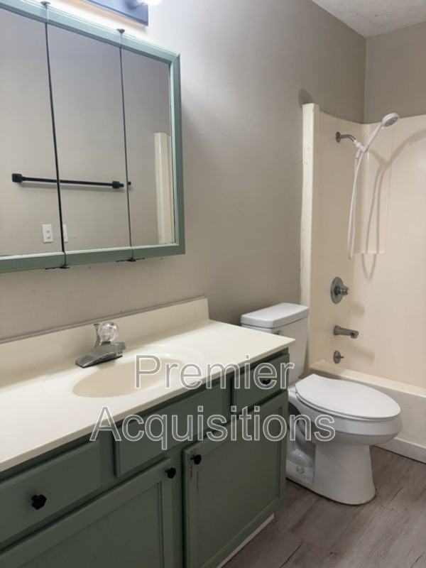 201 E Woodlawn Ave #15 - Photo 3 of 5