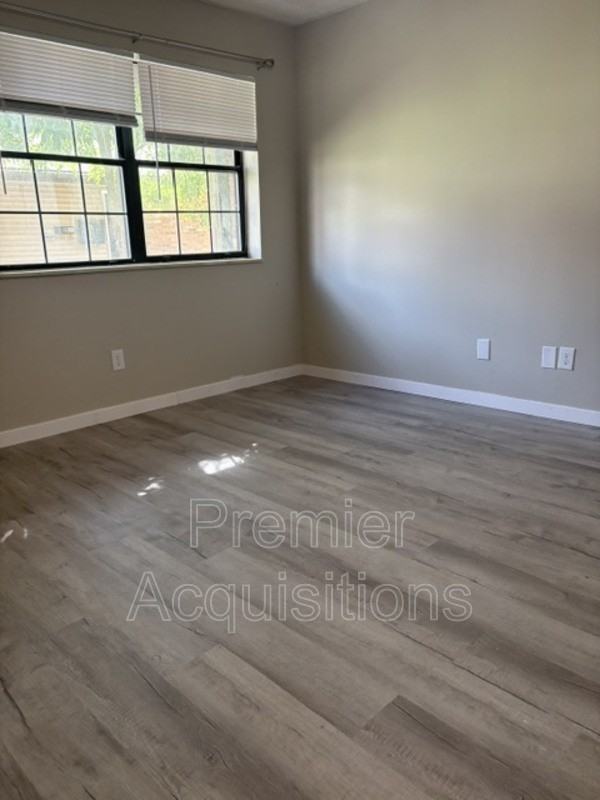 201 E Woodlawn Ave #15 - Photo 4 of 5