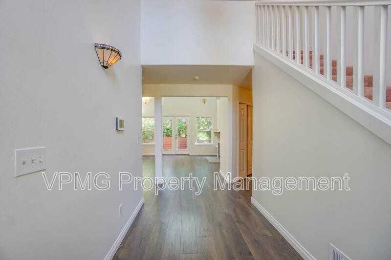 552 E 5th St - Photo 4 of 49