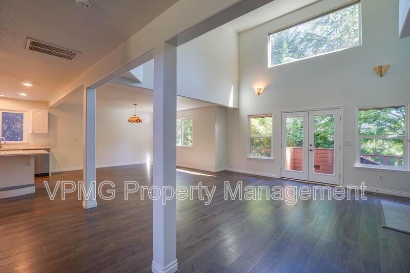 552 E 5th St - Photo 5 of 49