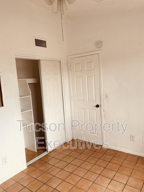 5756 S Park Ave - Photo 7 of 10
