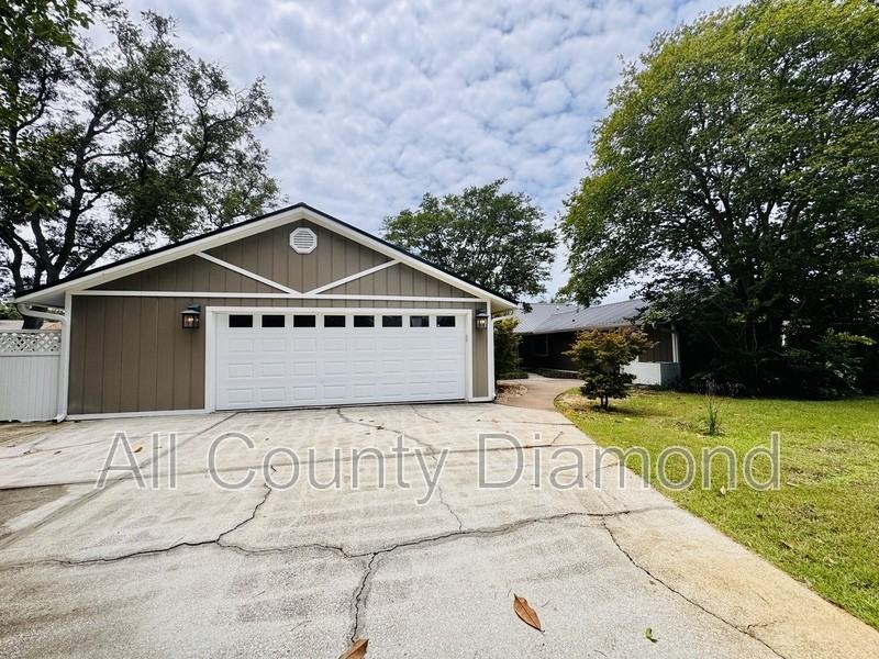 916 Cobia Dr - Photo 2 of 40