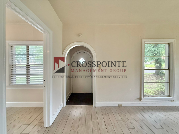 1120 Augusta Ave - Photo 2 of 33