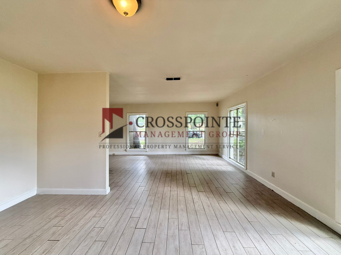 1120 Augusta Ave - Photo 7 of 33
