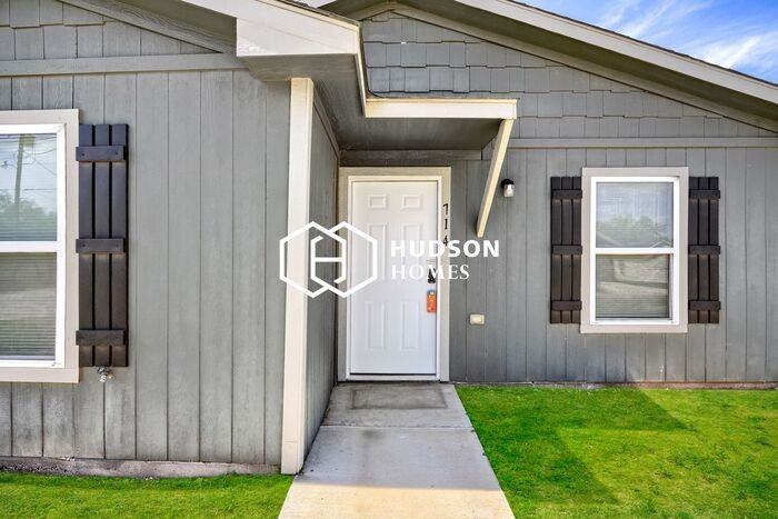714 W Avenue Z - Photo 3 of 14