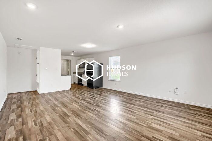 714 W Avenue Z - Photo 4 of 14