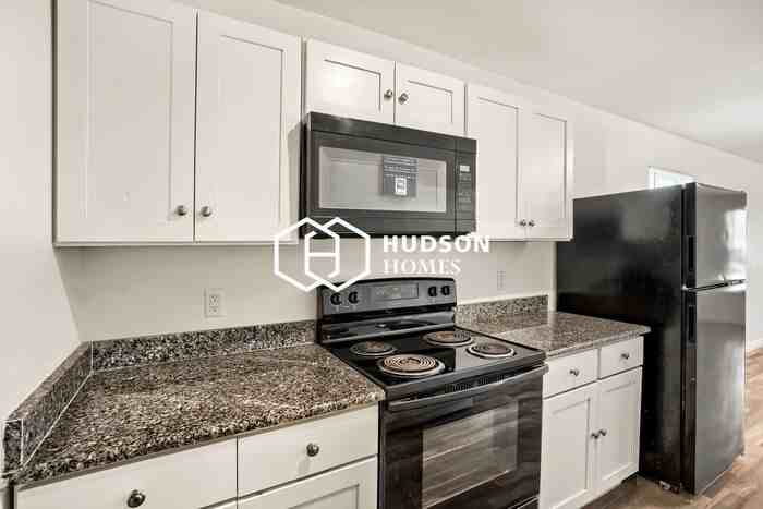 714 W Avenue Z - Photo 5 of 14