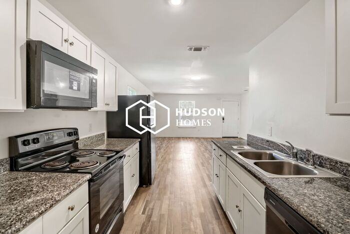 714 W Avenue Z - Photo 6 of 14