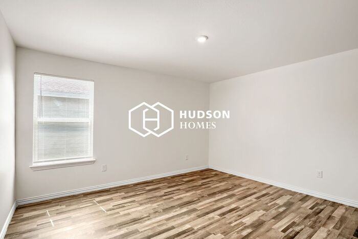 714 W Avenue Z - Photo 7 of 14