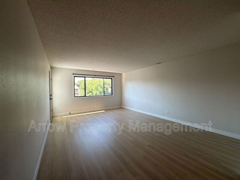 2380 N 44th St #9 - Photo 3 of 13