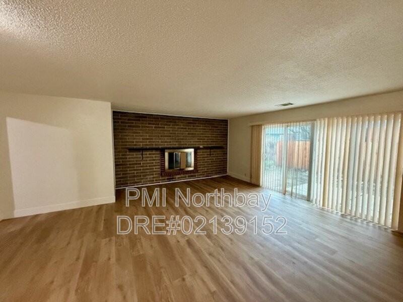 1019 Wallace St - Photo 4 of 13
