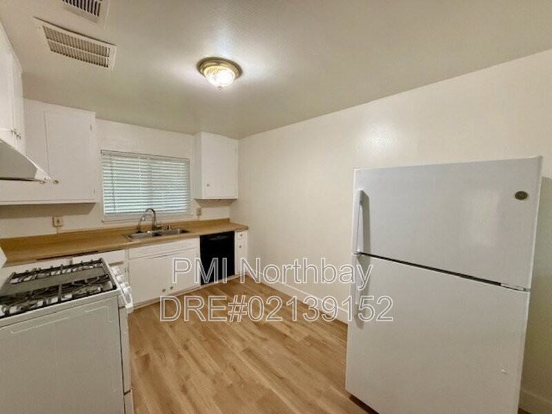 1019 Wallace St - Photo 5 of 13