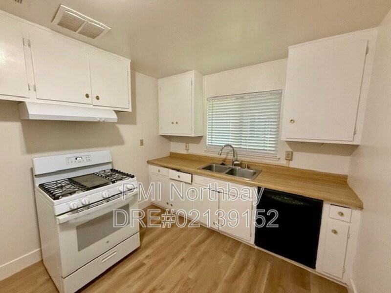 1019 Wallace St - Photo 6 of 13