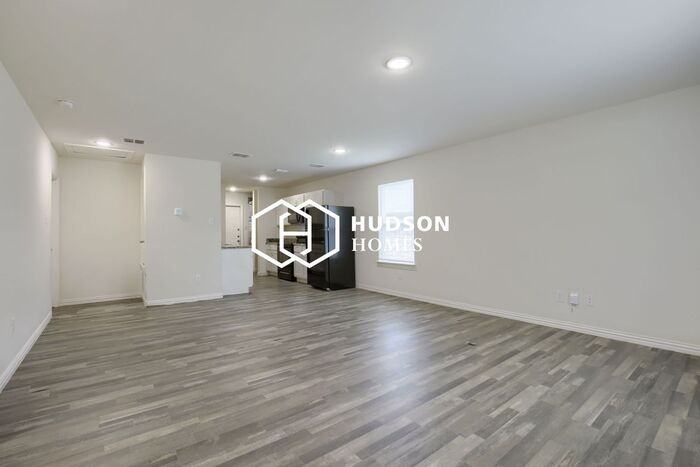 1403 Booker St - Photo 4 of 14