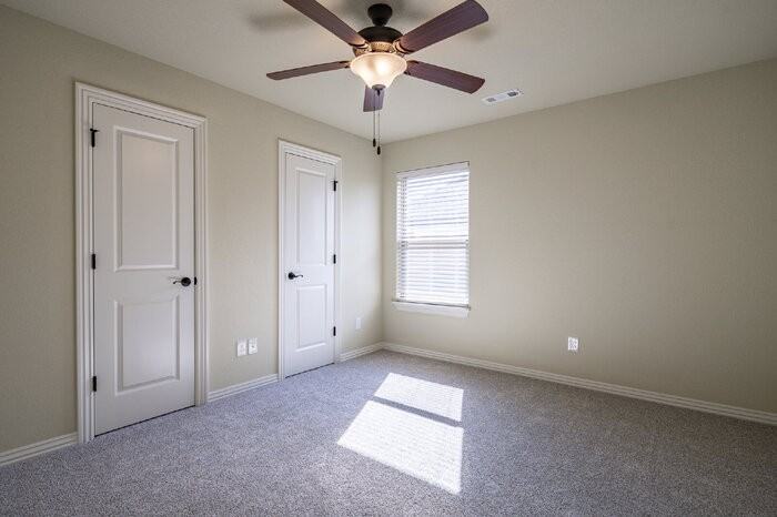 921 Sassafras Ln - Photo 3 of 12