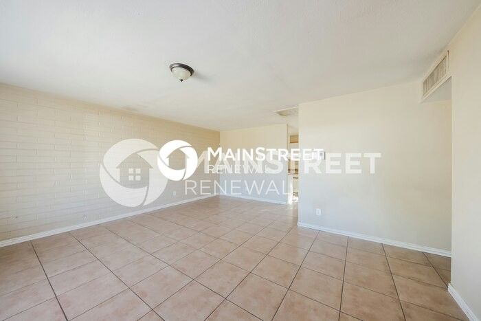 4627 N 47th Dr - Photo 3 of 16