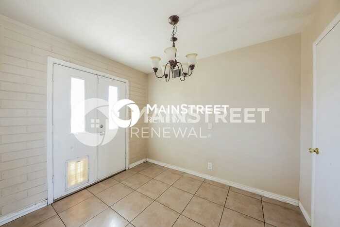 4627 N 47th Dr - Photo 6 of 16