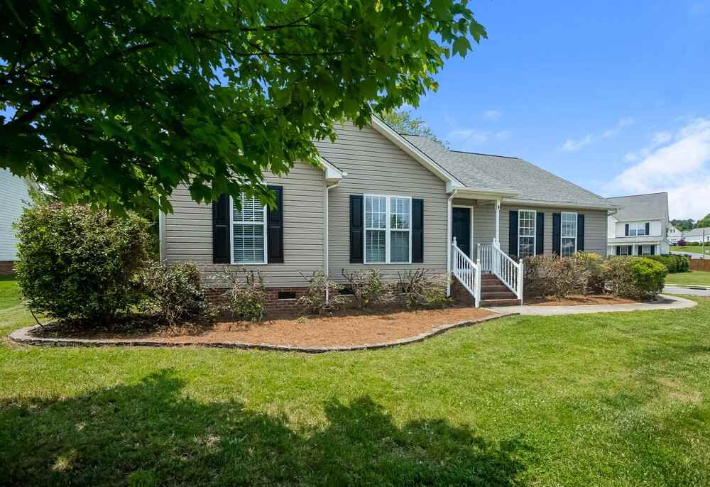 1004 Ayrshire Ln - Photo 4 of 16