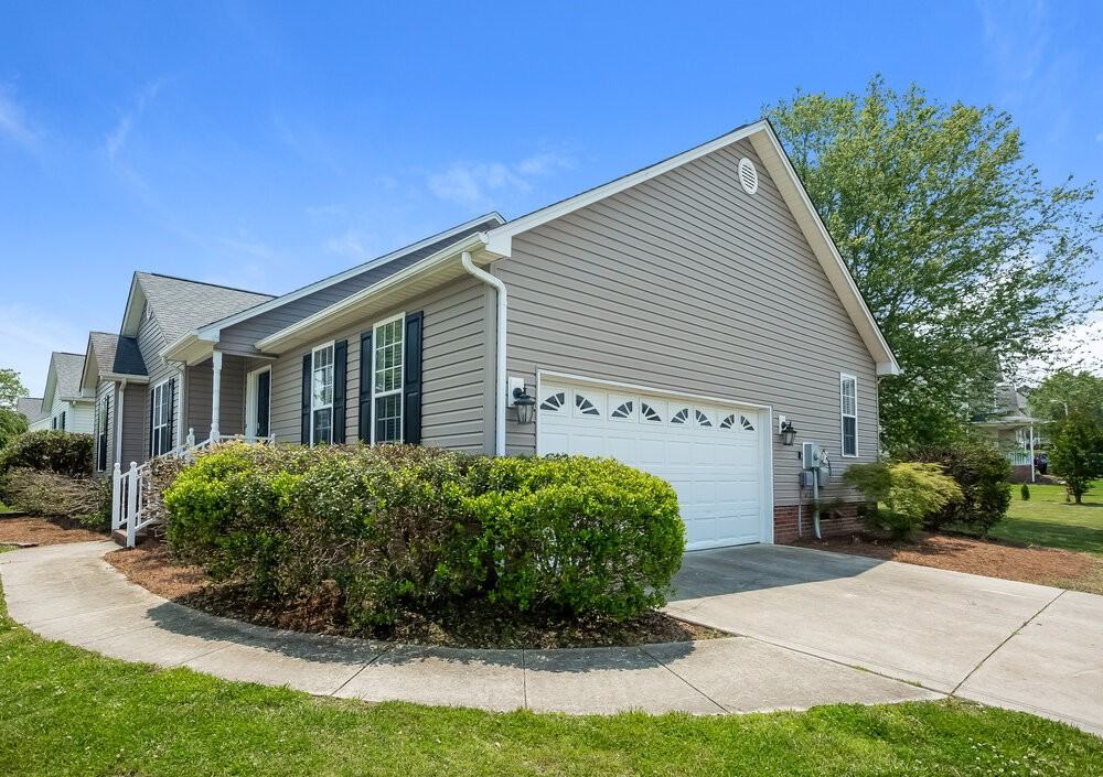1004 Ayrshire Ln - Photo 5 of 16