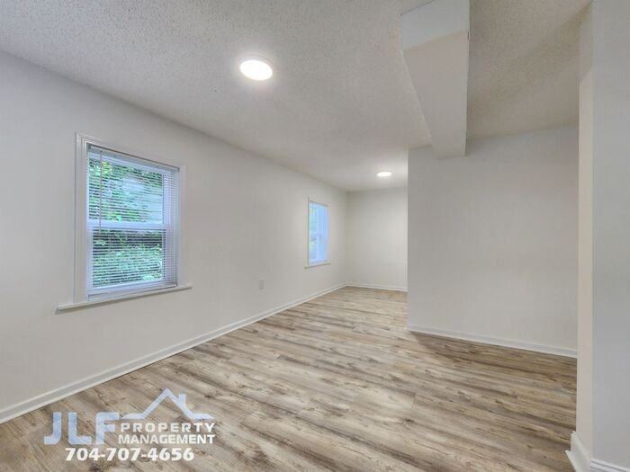 706 N Caldwell St - Photo 2 of 23