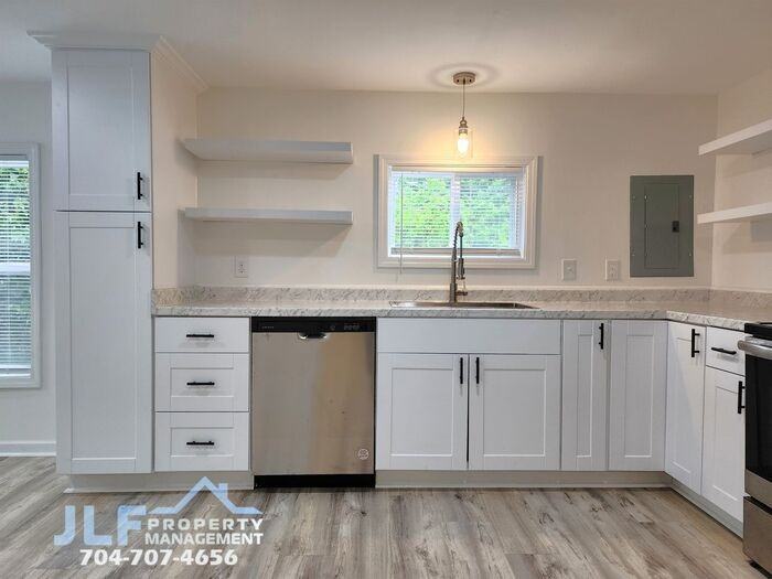 706 N Caldwell St - Photo 4 of 23