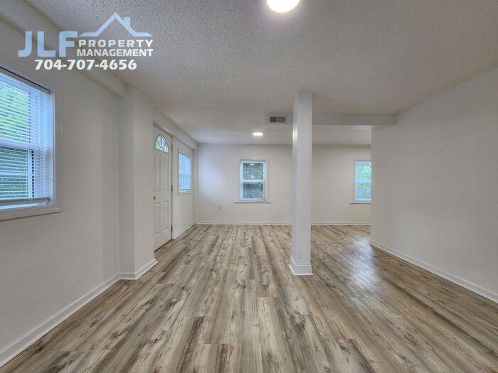 706 N Caldwell St - Photo 7 of 23