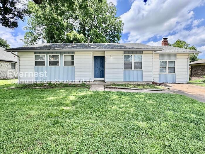 606 N Village Ave - Photo 2 of 31