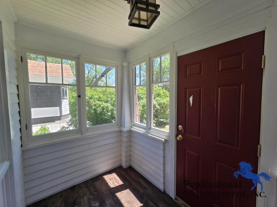 107 Custer Ave - Photo 2 of 10