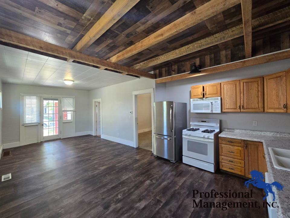107 Custer Ave - Photo 3 of 10