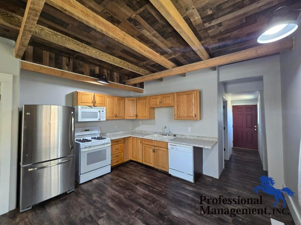 107 Custer Ave - Photo 4 of 10