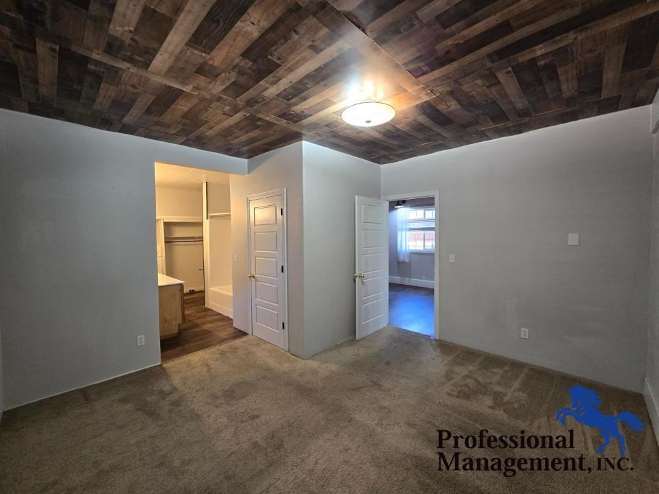 107 Custer Ave - Photo 5 of 10