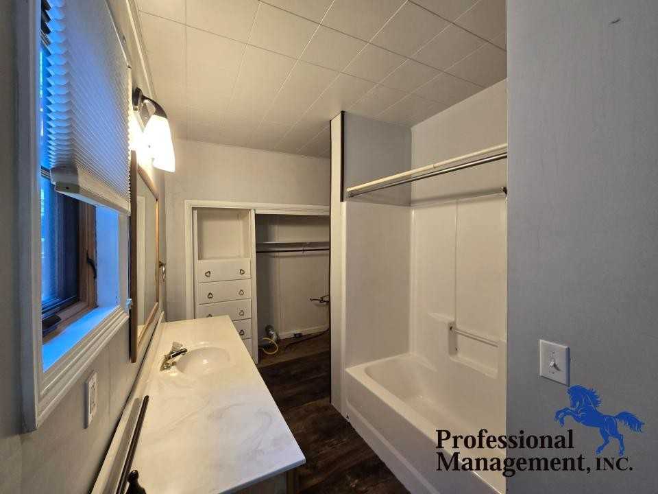 107 Custer Ave - Photo 6 of 10
