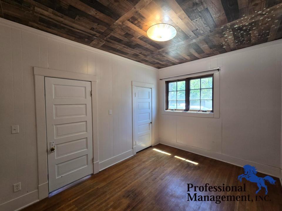 107 Custer Ave - Photo 7 of 10
