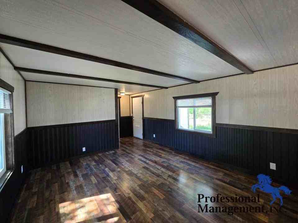1620 Valley Dr - Photo 2 of 10