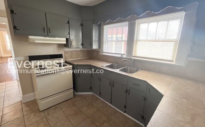 1119 Graymont Ave W - Photo 3 of 20