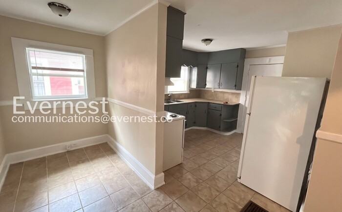 1119 Graymont Ave W - Photo 4 of 20