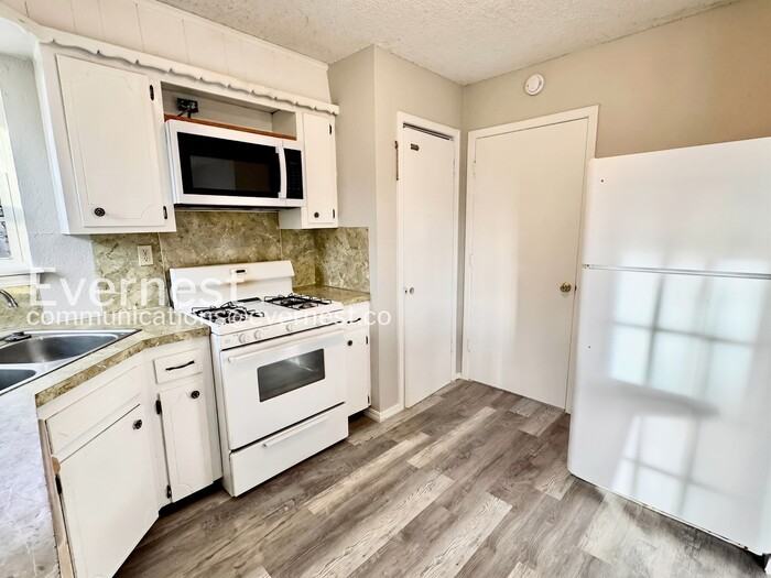 1756 S Pine Ave - Photo 3 of 30