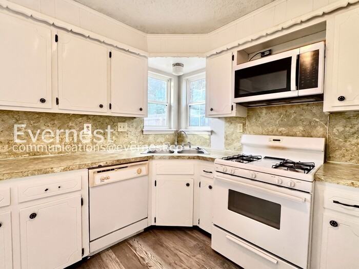 1756 S Pine Ave - Photo 5 of 30