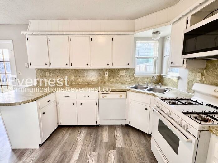 1756 S Pine Ave - Photo 4 of 30