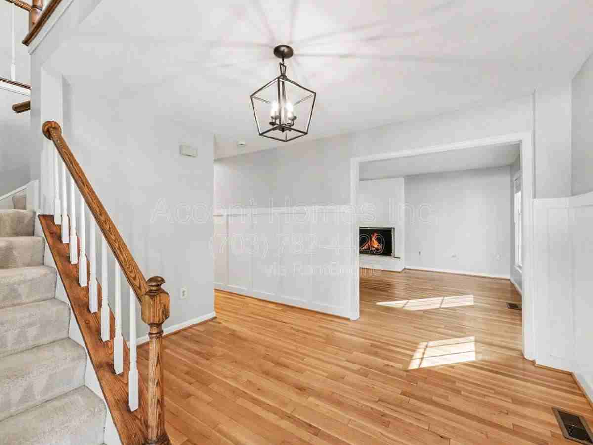 8942 Kenilworth Dr - Photo 3 of 10