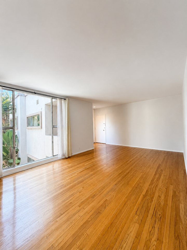 1530 N Laurel Ave #9 - Photo 2 of 15