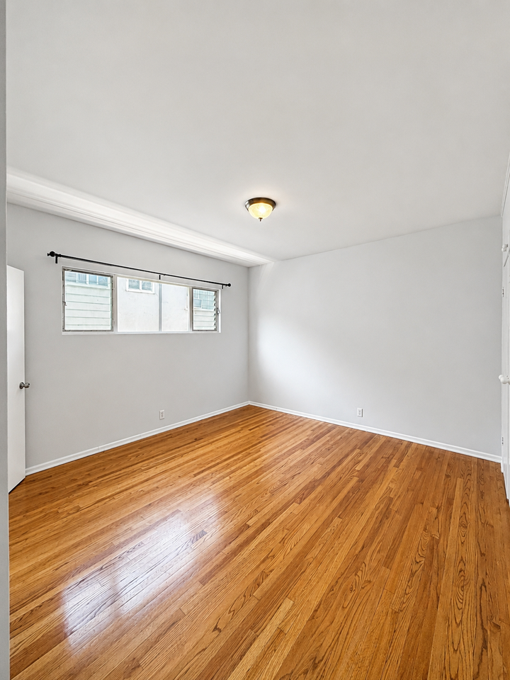 1530 N Laurel Ave #9 - Photo 4 of 15