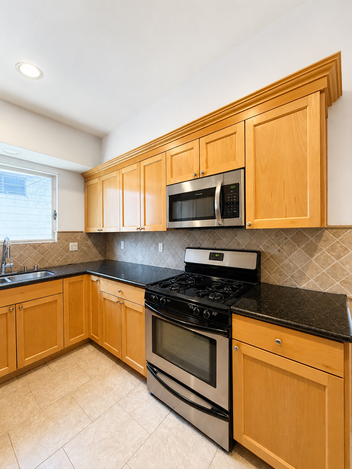 1530 N Laurel Ave #9 - Photo 5 of 15