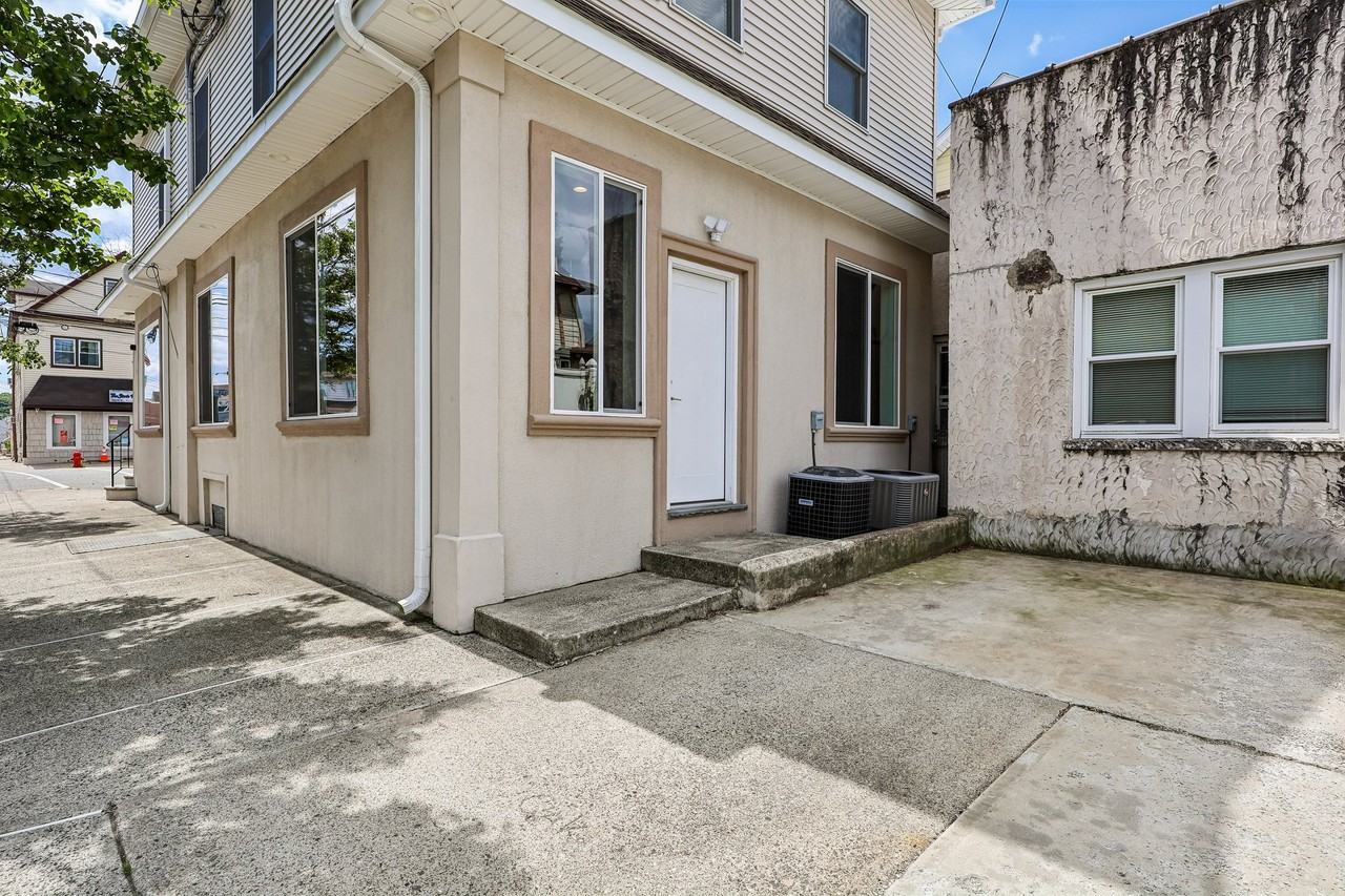 63 Union Blvd #1 - Photo 4 of 17